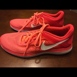 Women’s Nike Fit Sole Tennis Shoes